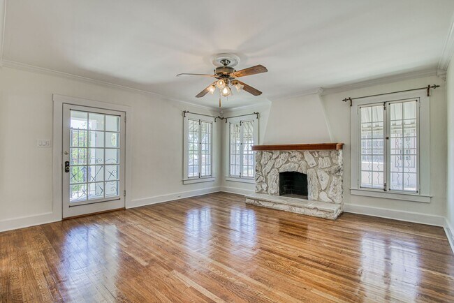Building Photo - Stunning Historic Manhattan Heights home