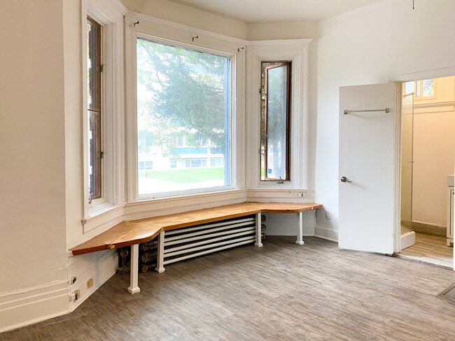 Building Photo - 301 Rue Wilbrod St
