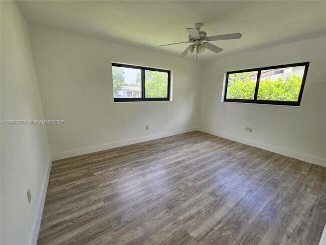 Foto del edificio - 7908 Granada Blvd