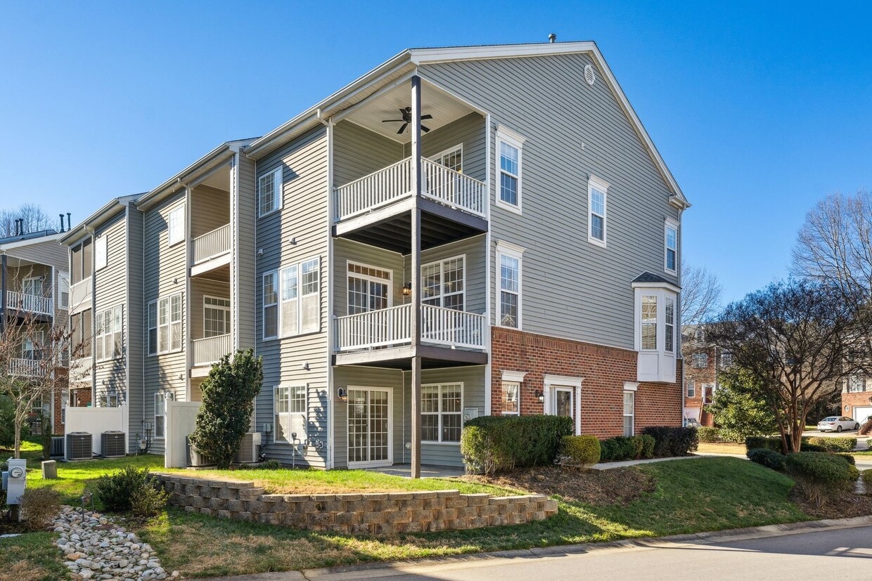 Olde Raleigh Stunner! 2 Primary Suites! A... - Olde Raleigh Stunner! 2 Primary Suites!  A...