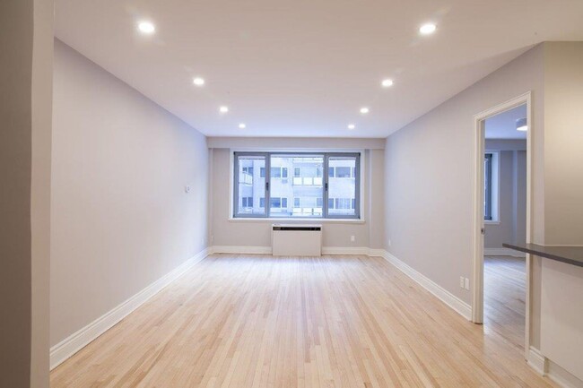 Building Photo - 3495 Rue de la Montagne