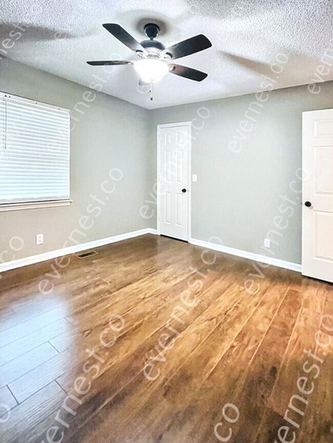 Foto del edificio - 719 Fox Ridge Dr
