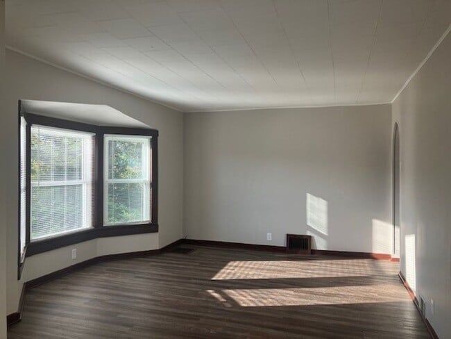 Building Photo - Updated 3 Bedroom - 1 Bath House in Twin L...