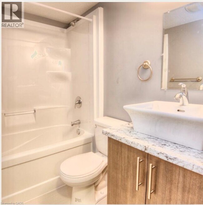 Photo du bâtiment - 58 Howe Dr