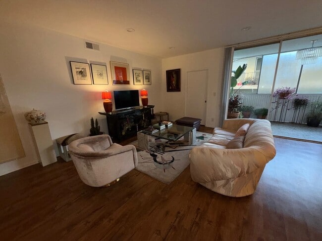 Foto del edificio - 1541 Hayworth Ave