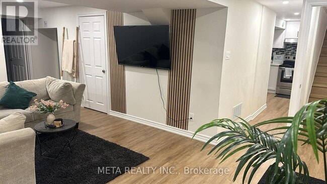 Building Photo - 252 Howell Crescent