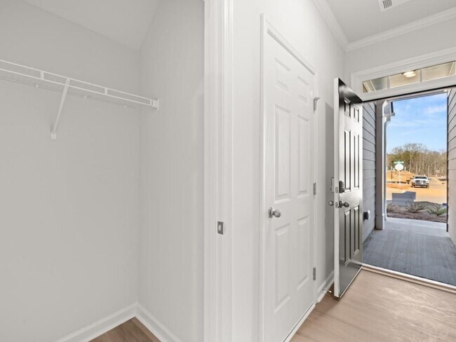 Foto del edificio - 84 Hughes Pl Dr