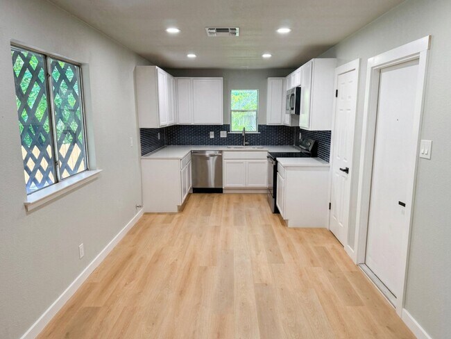 Building Photo - 8726 Timberbriar, San Antonio, TX 78250 | Home for Rent 78250
