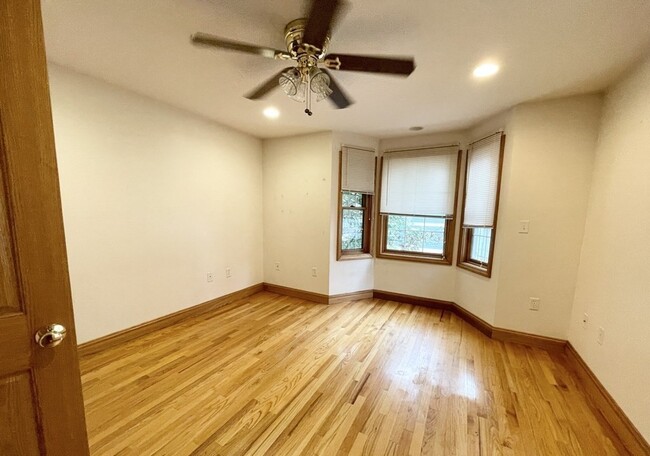 Foto del edificio - 244 W 3rd St