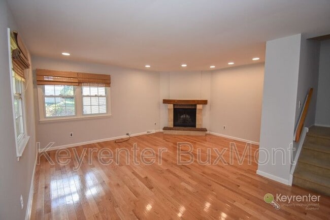 Building Photo - 5 Sandy Ridge Dr