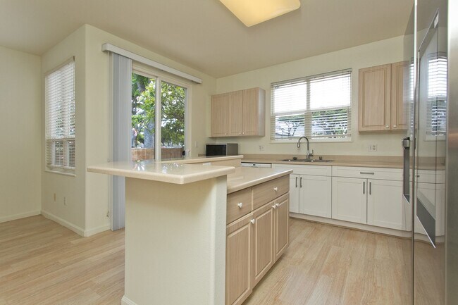 Building Photo - Available August 1st! Unfurnished 4 bedroo...