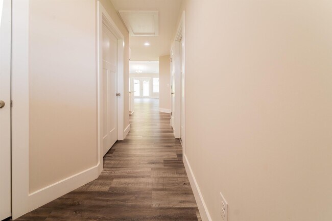 Building Photo - 704 Lamina Dr