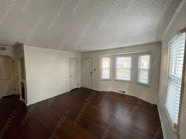 Building Photo - 573 Chestnut Ave
