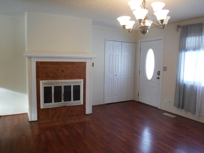 Building Photo - 556 Montana Ave