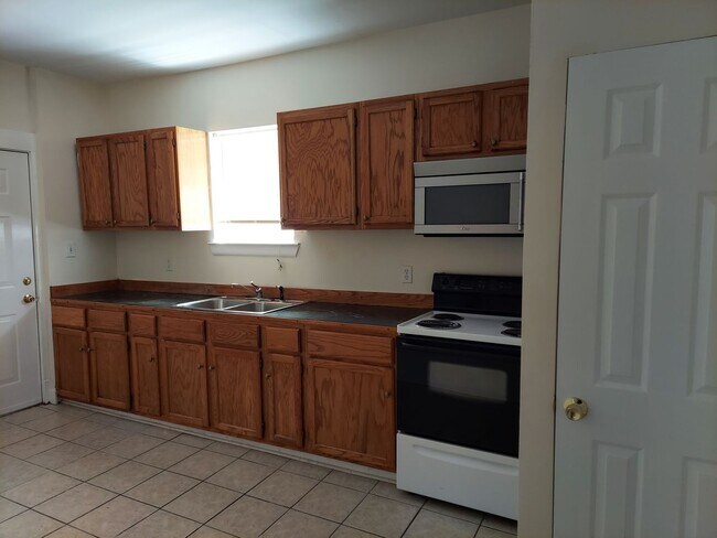 Foto del edificio - 3 BED / 1 BATH SINGLE FAMILY