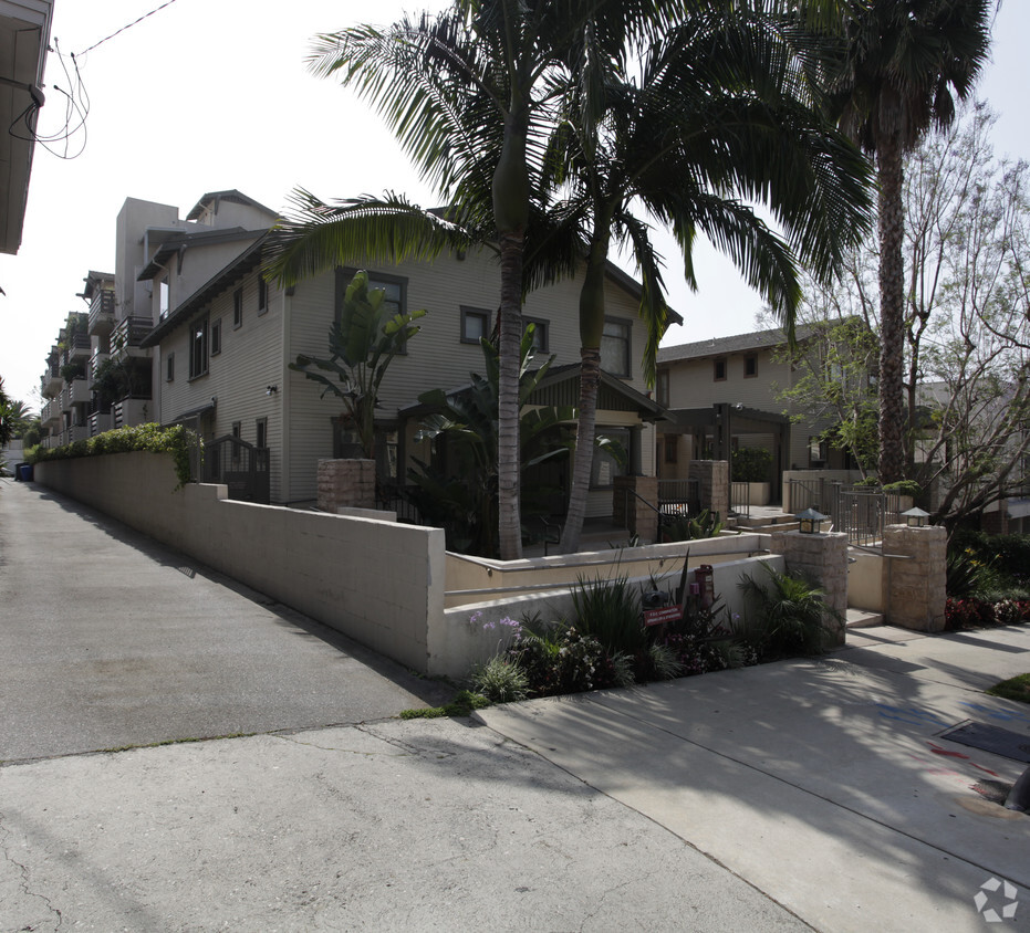 Building Photo - Palm View Apartments