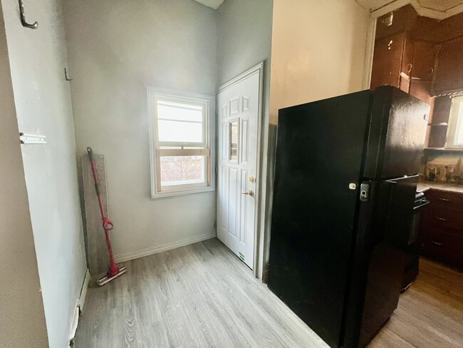 Building Photo - 87 King St E