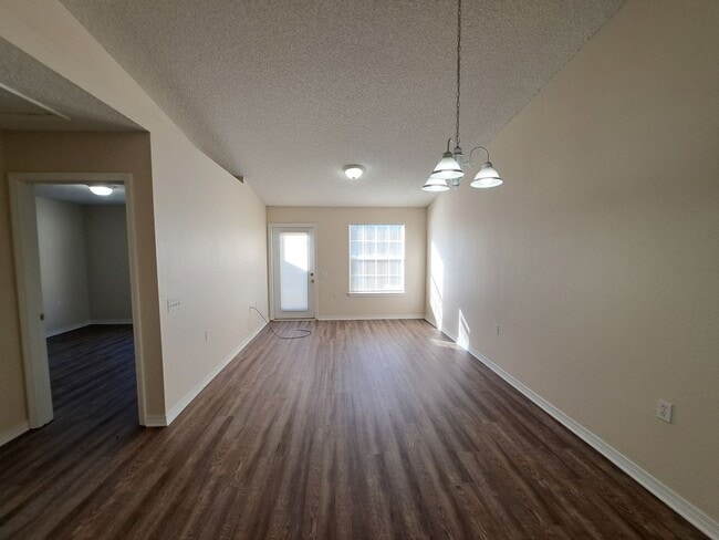 Building Photo - Cute 2BR/1BA in NE Pensacola
