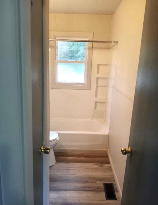 Building Photo - 978 Oak Dr