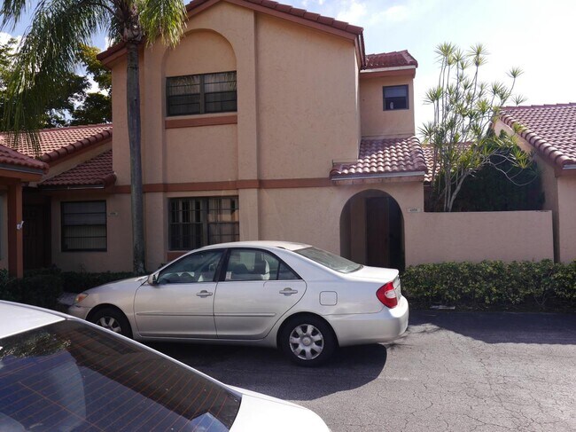 BEAUTIFUL TOWNHOUSE 2 BEDROOM 2 BATHROOM AND LOFT. 2 PARKING SPACES. RESORT-STYLE AMENITIES-LUSH LANDSCAPES, MULTIPLE SWIMMING POOLS, SAUNA TENNIS AND BASKETBALL COURT, CLUBHOUSE AN FITNESS CENTER. GATED COMMUNITY WITH SECURITY GUARDS. - 6558 NW 172nd Ln