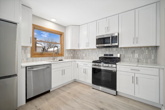 Building Photo - 888 Bennington Dr