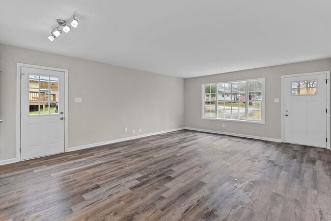 Building Photo - ** COMING SOON ** Charming, updated single family home!