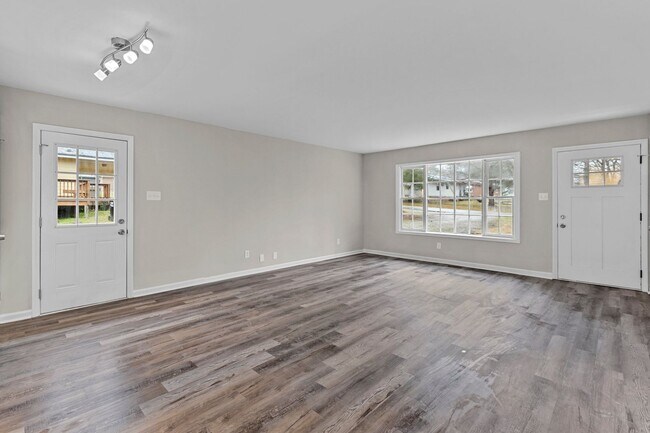 Building Photo - Charming, updated single family home!