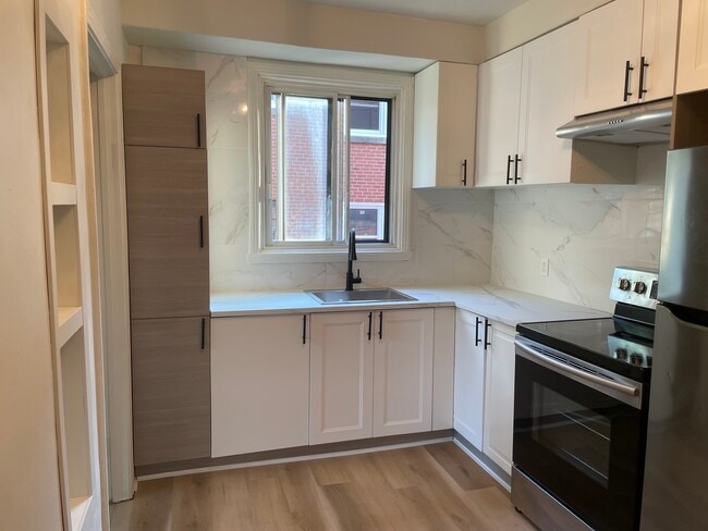 Building Photo - 4945 Boul Édouard-Montpetit