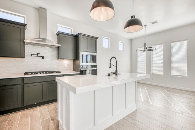 Foto del edificio - Beautiful East side House 4 bed-2.5 baths, part of The Overlook Casa Club that includes Swimming ...