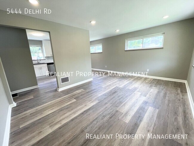 Foto del edificio - 5444 Delhi Rd