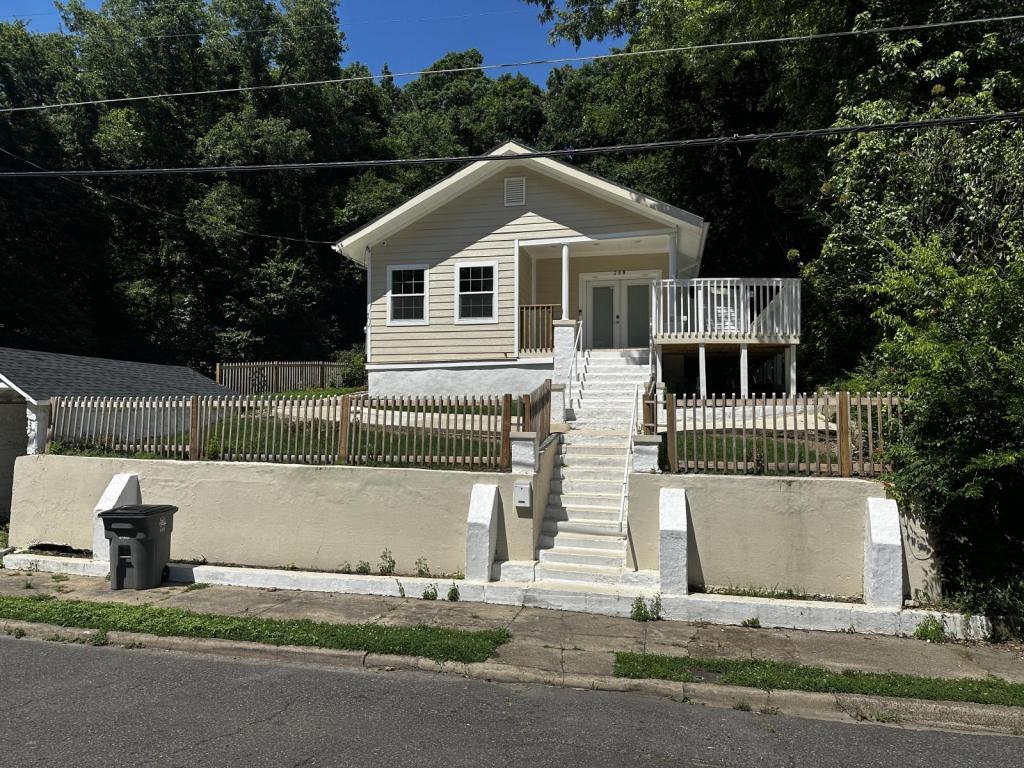Primary Photo - 208 Bower St