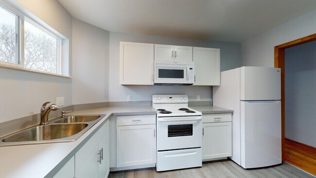 Foto del edificio - AVAILABLE NOVEMBER 1st! Spacious Two Bedro...