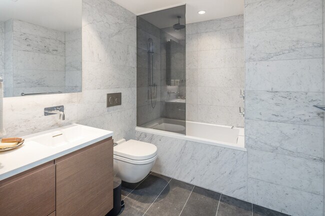 806 Cuarto de baño - One Burrard Place