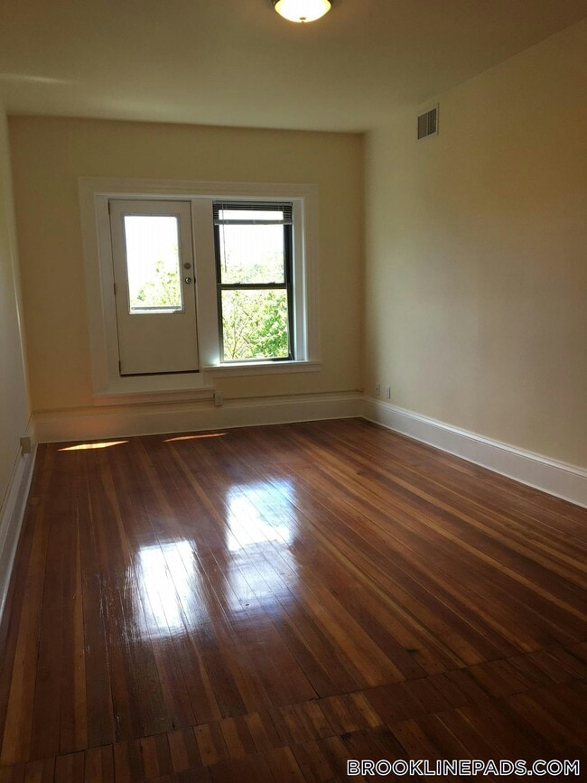 Building Photo - 1463 Beacon St