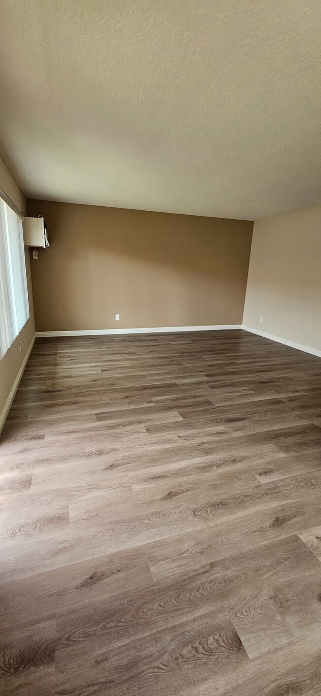 Foto del edificio - Puerta Madera