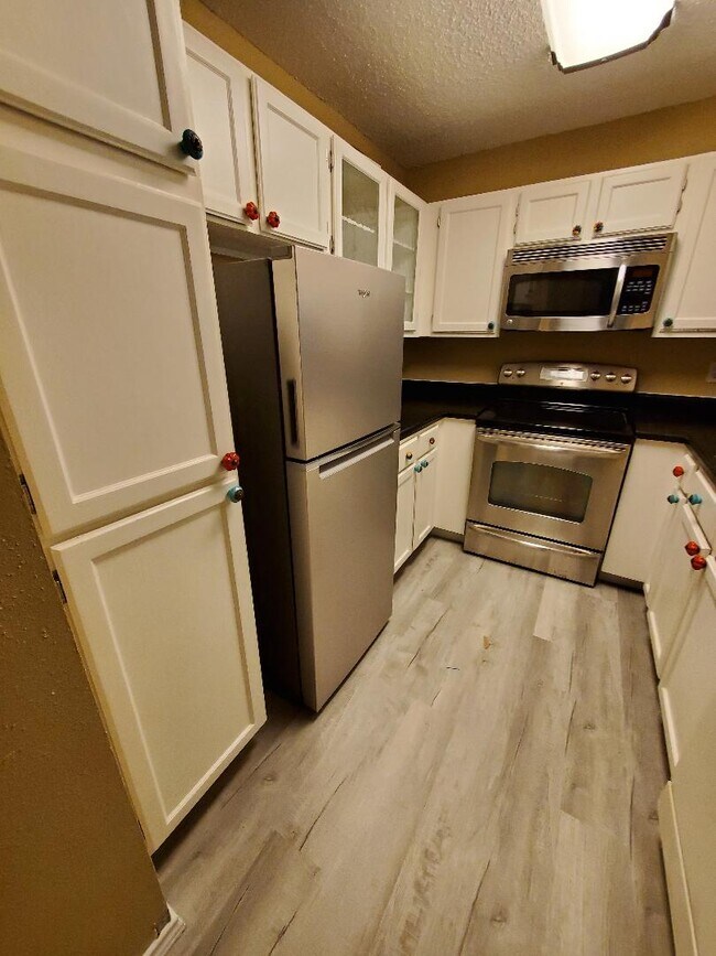 Stainless steel throughout the kitchen - 4107 Medical Dr