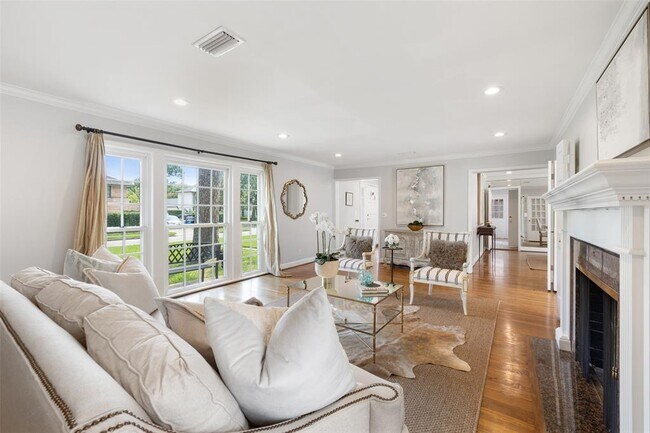 Foto del edificio - 3404 Meadow Lake Ln