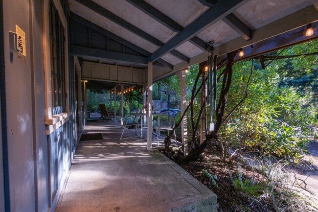 Building Photo - 550 square foot Fully Furnished short term...