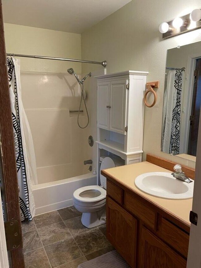 Foto del edificio - 2 story condo with single car garage- cat ...