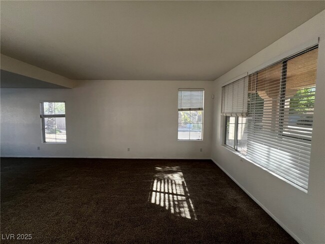 Foto del edificio - 8751 Quintane Ln