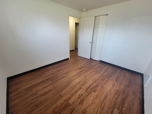 Building Photo - Downstairs unit Apartment Available