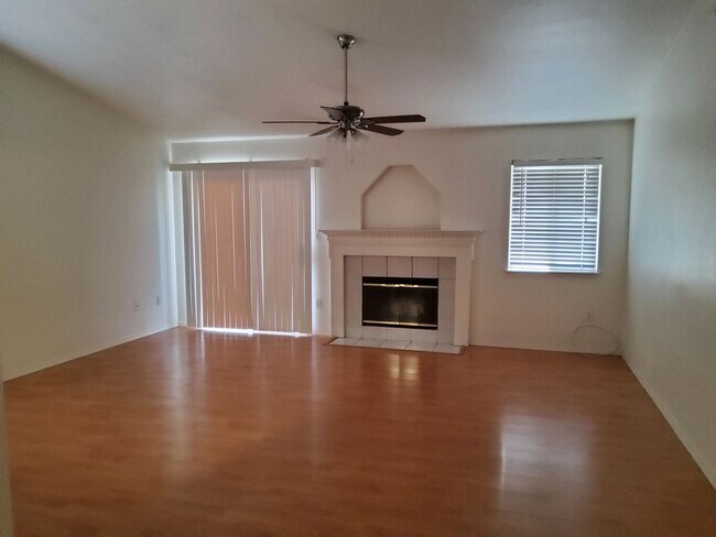 Foto del edificio - 5615 Sugar Pine Dr