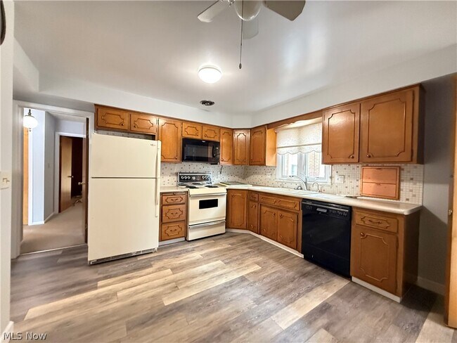 Foto del edificio - 13630 Cedar Rd