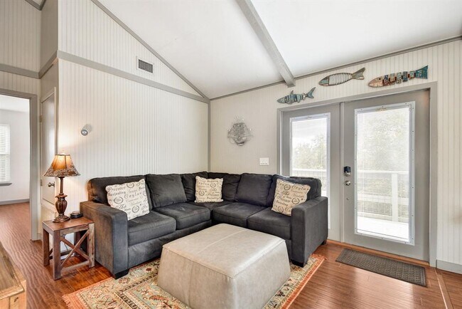 Foto del edificio - 2591 Lakeshore Dr