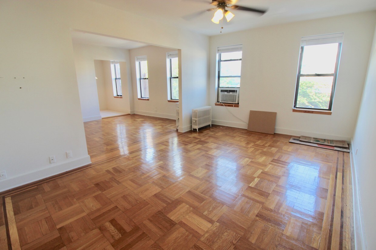 Foto principal - 7001 Ridge Blvd