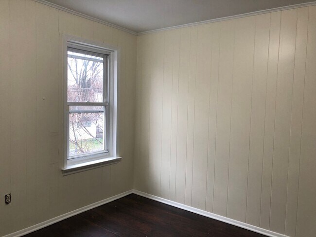 Building Photo - Great Home! New Kitchen with Granite Counters! Large Living Room!