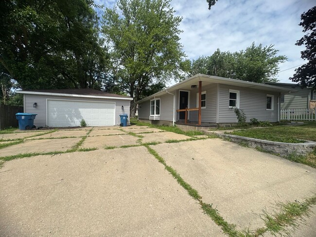 Building Photo - 3 Bedroom House in East Moline