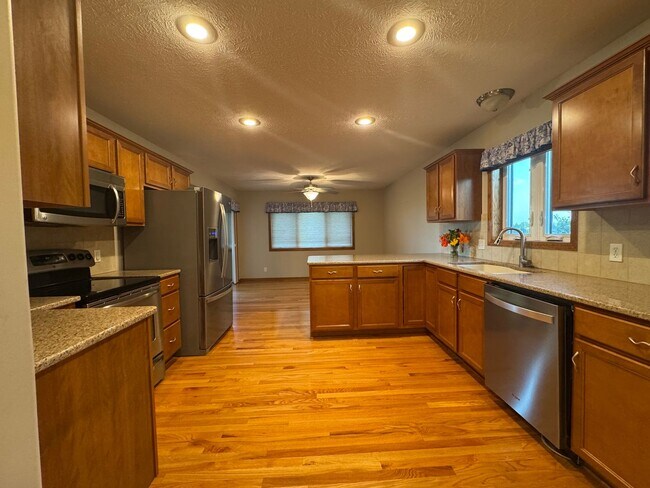 Building Photo - Large Ranch For Rent Omaha