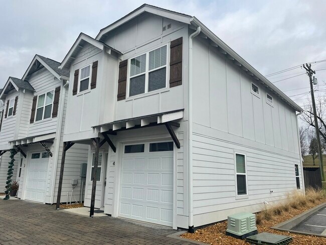 Building Photo - Off Stewart's Ferry Pk in Donelson with fe...
