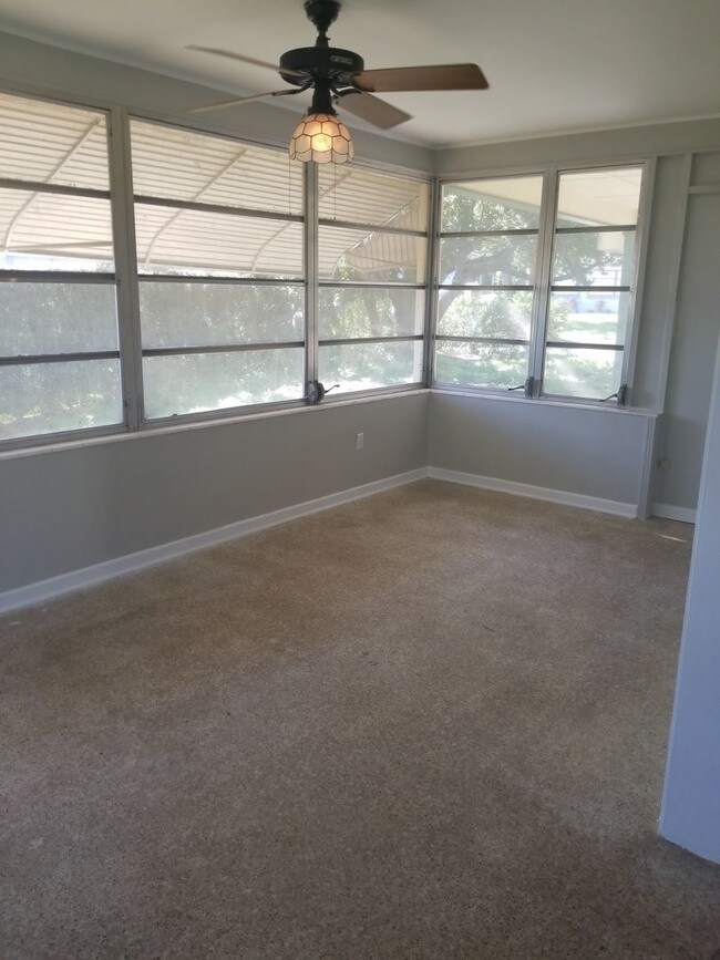 Building Photo - 1545 Sunset Cir